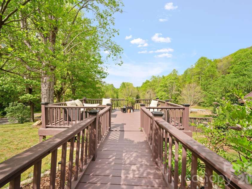 25 View Ridge Parkway, Leicester, NC 28748.  MLS# CAR4368592, YatesRealty ID 19983. 