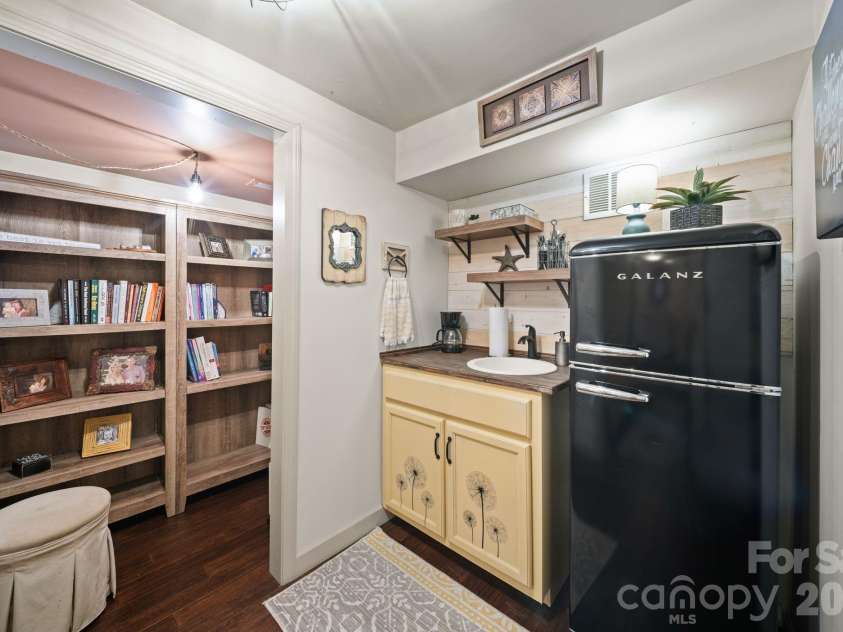 25 View Ridge Parkway, Leicester, NC 28748.  MLS# CAR4368592, YatesRealty ID 19983. 