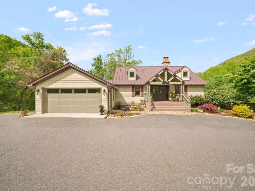 25 View Ridge Parkway, Leicester, NC 28748.  MLS# CAR4368592, YatesRealty ID 19983. 