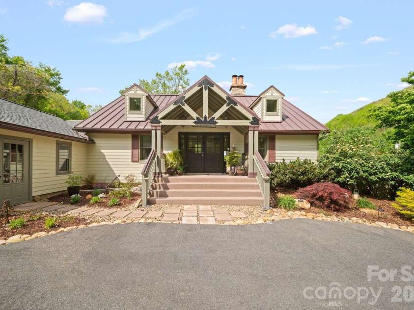 25 View Ridge Parkway, Leicester, NC 28748.  MLS# CAR4368592, YatesRealty ID 19983. 