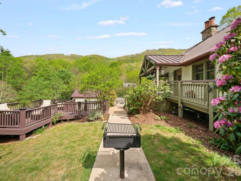 25 View Ridge Parkway, Leicester, NC 28748.  MLS# CAR4368592, YatesRealty ID 19983. 