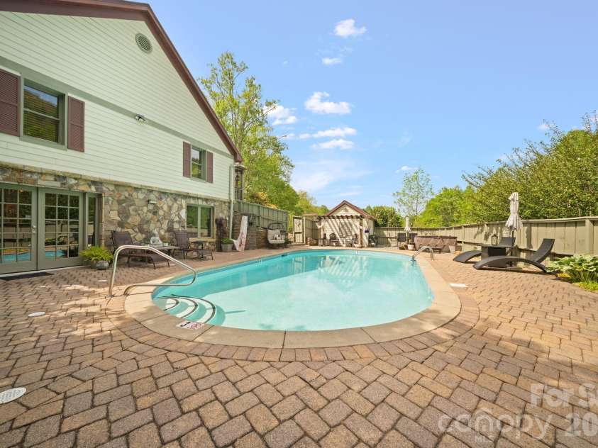 25 View Ridge Parkway, Leicester, NC 28748.  MLS# CAR4368592, YatesRealty ID 19983. 