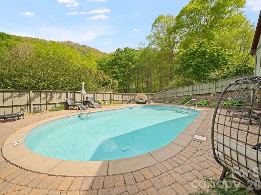 25 View Ridge Parkway, Leicester, NC 28748.  MLS# CAR4368592, YatesRealty ID 19983. 