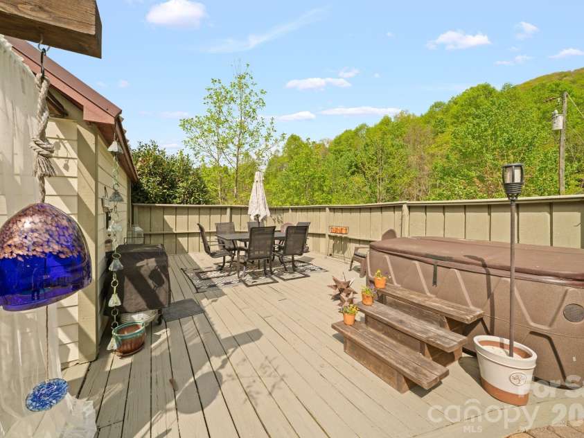 25 View Ridge Parkway, Leicester, NC 28748.  MLS# CAR4368592, YatesRealty ID 19983. 