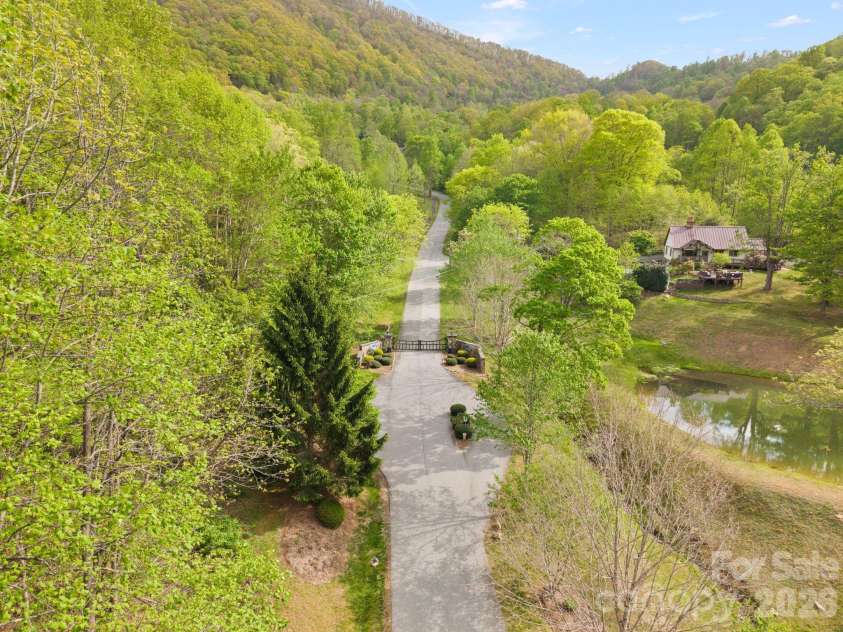 25 View Ridge Parkway, Leicester, NC 28748.  MLS# CAR4368592, YatesRealty ID 19983. 