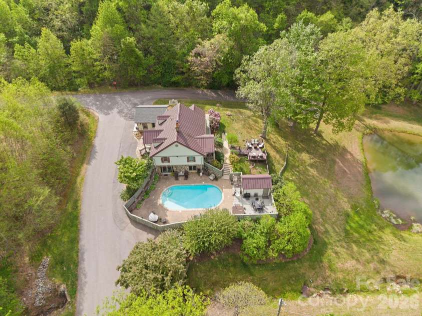 25 View Ridge Parkway, Leicester, NC 28748.  MLS# CAR4368592, YatesRealty ID 19983. 