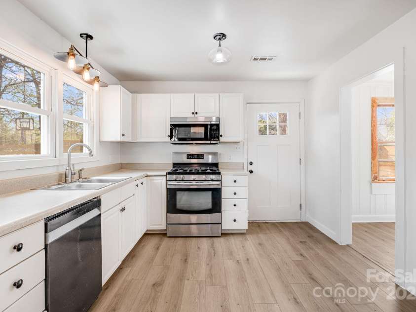 74 Beverly Road, Asheville, NC 28805.  MLS# CAR4239115, YatesRealty ID 19986. 