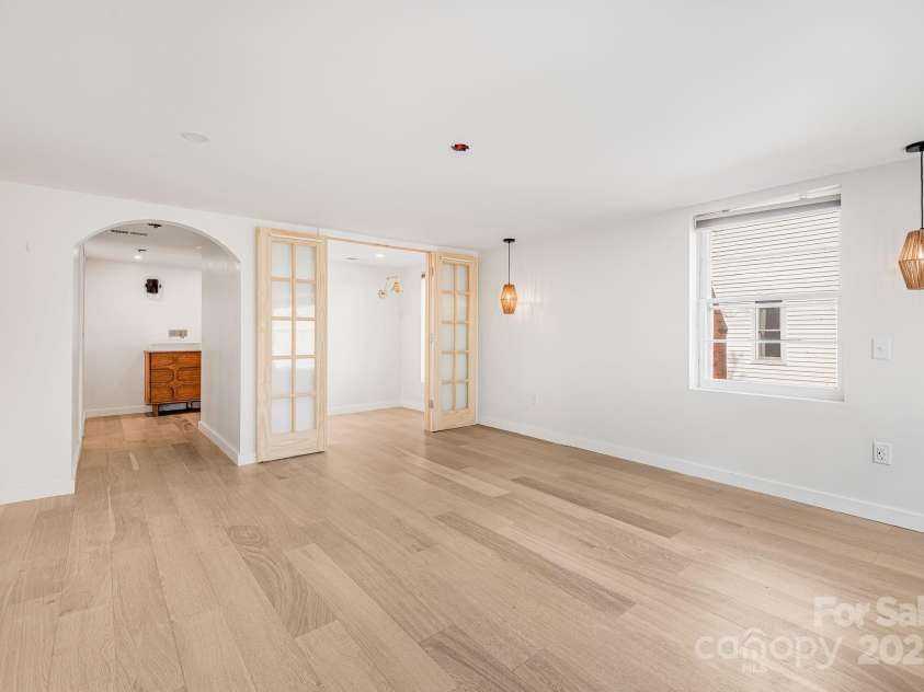 74 Beverly Road, Asheville, NC 28805.  MLS# CAR4239115, YatesRealty ID 19986. 