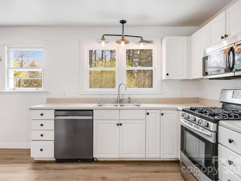 74 Beverly Road, Asheville, NC 28805.  MLS# CAR4239115, YatesRealty ID 19986. Appliances bought in 2023!