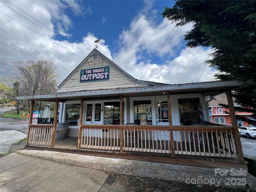 74 Beverly Road, Asheville, NC 28805.  MLS# CAR4239115, YatesRealty ID 19986. The Whale Outpost-in the neighborhood!