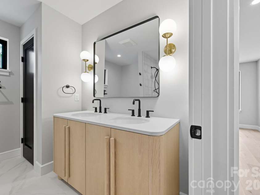 25 Ted Linn Drive, Fairview, NC 28730.  MLS# CAR4374836, YatesRealty ID 19987. Gorgeous Upper Level Full Bathroom