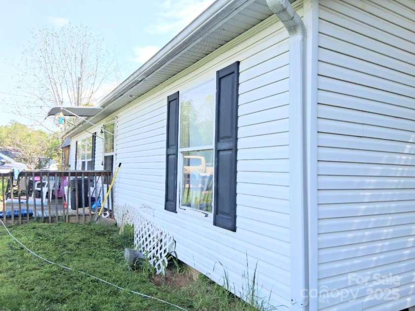 1060 Canton Road, Canton, NC 28716.  MLS# CAR4254189, YatesRealty ID 19988. 