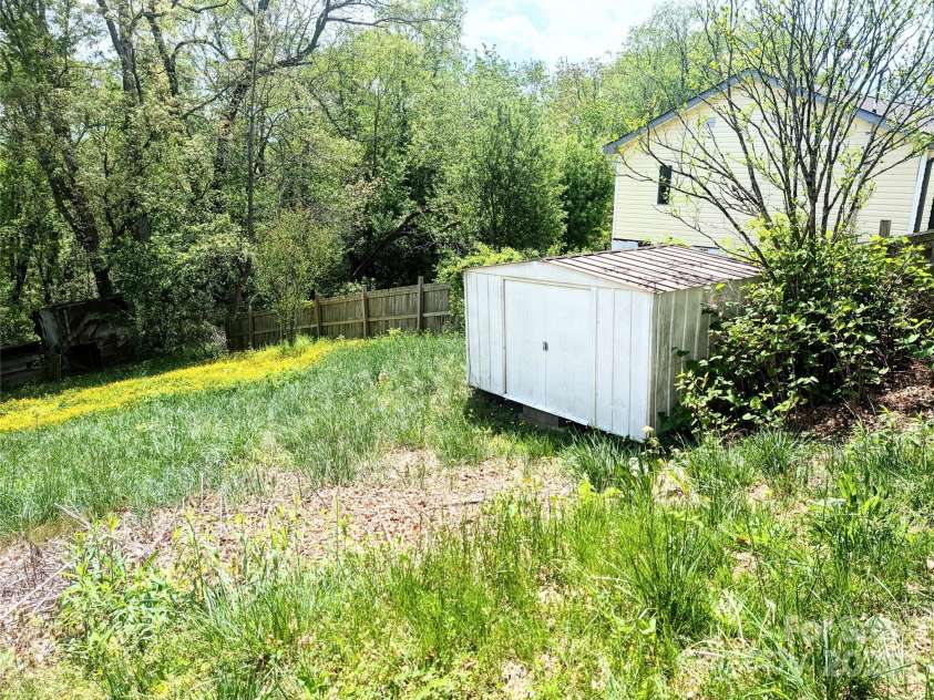 1060 Canton Road, Canton, NC 28716.  MLS# CAR4254189, YatesRealty ID 19988. 