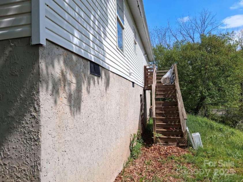 1060 Canton Road, Canton, NC 28716.  MLS# CAR4254189, YatesRealty ID 19988. 