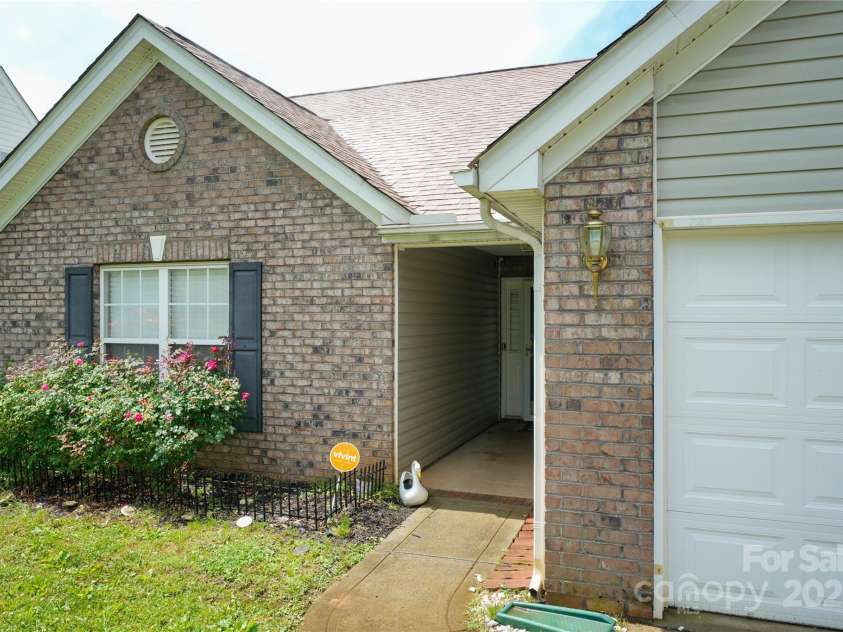 4037 Lakota Court, Charlotte, NC 28269.  MLS# CAR4258473, YatesRealty ID 19993. 