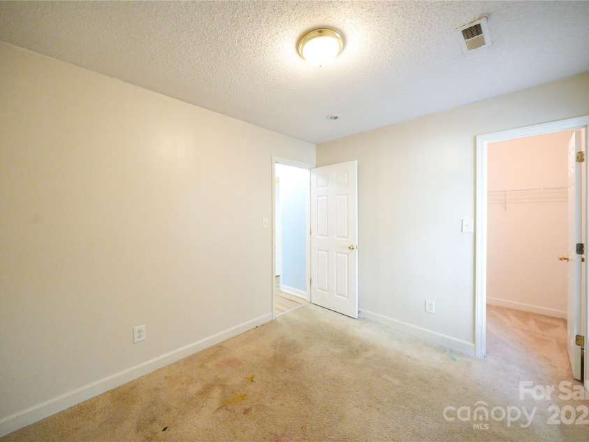4037 Lakota Court, Charlotte, NC 28269.  MLS# CAR4258473, YatesRealty ID 19993. 