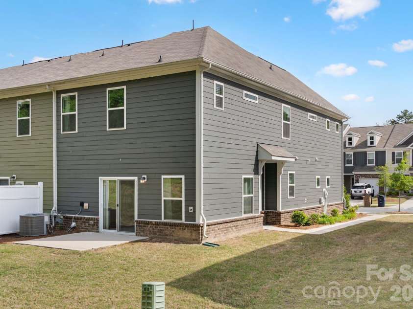 230 Quinn Road, Matthews, NC 28104.  MLS# CAR4378712, YatesRealty ID 19995. Large grassy side yard