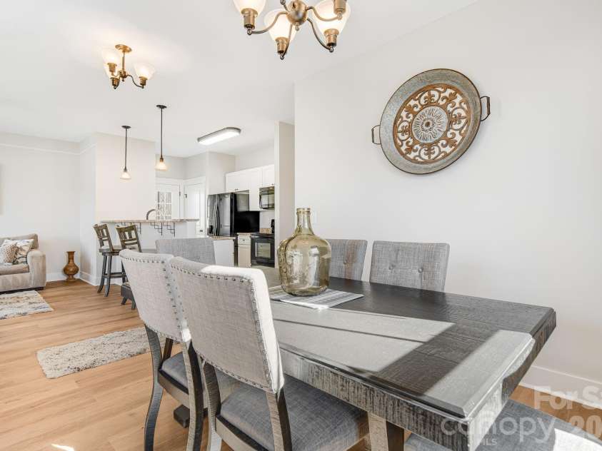 11 Byrdcliffe Lane, Asheville, NC 28805.  MLS# CAR4320731, YatesRealty ID 19996. Dedicated Dining Area