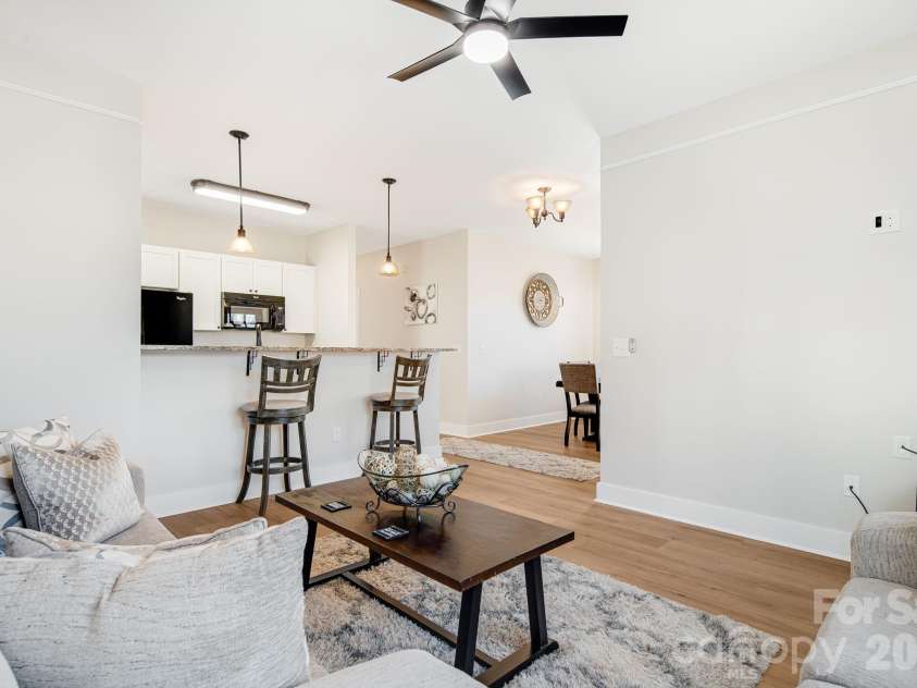 11 Byrdcliffe Lane, Asheville, NC 28805.  MLS# CAR4320731, YatesRealty ID 19996. Open Concept Great Room