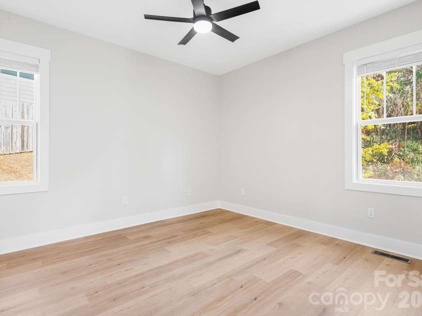 11 Byrdcliffe Lane, Asheville, NC 28805.  MLS# CAR4320731, YatesRealty ID 19996. Primary Bedroom