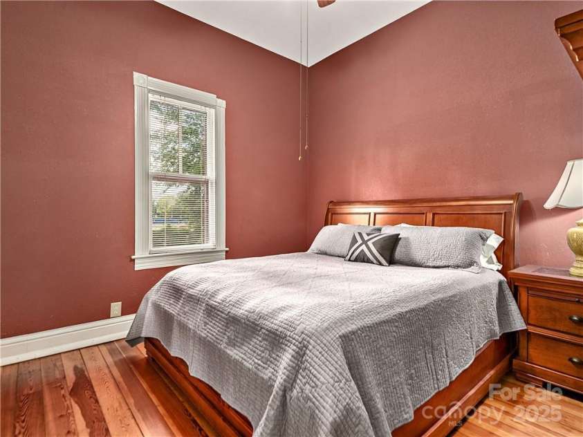 21 Pearl Street, Asheville, NC 28801.  MLS# CAR3905516, YatesRealty ID 2. 