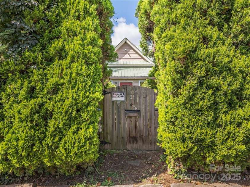 21 Pearl Street, Asheville, NC 28801.  MLS# CAR3905516, YatesRealty ID 2. 