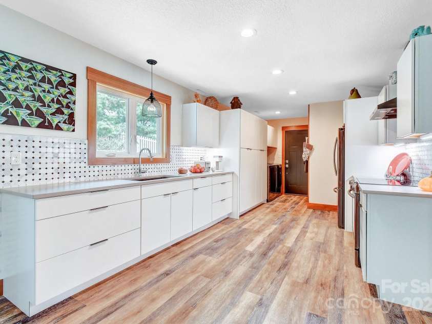 9 Oakwood Drive, Weaverville, NC 28787.  MLS# CAR4299049, YatesRealty ID 20. 