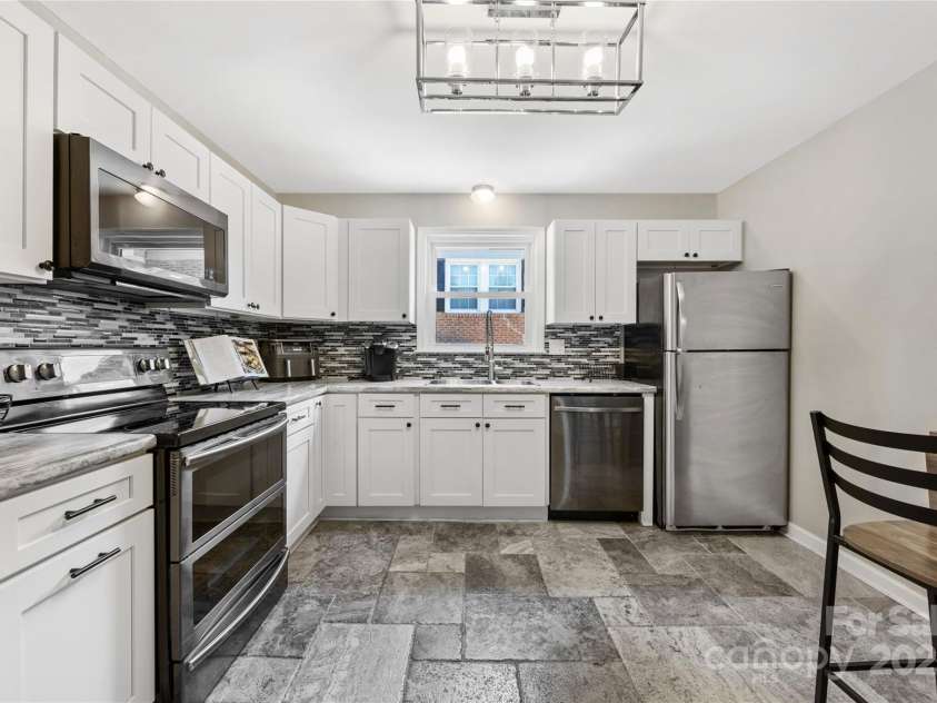 1122 Penrose Lane, Charlotte, NC 28217.  MLS# CAR4212535, YatesRealty ID 2000. New Kitchen