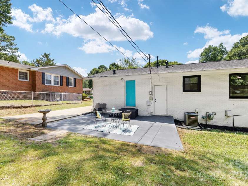 1122 Penrose Lane, Charlotte, NC 28217.  MLS# CAR4212535, YatesRealty ID 2000. Storage in rear