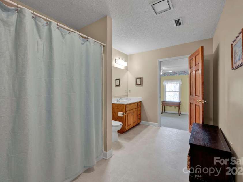 161 Picwyck Drive, Mooresville, NC 28115.  MLS# CAR4211316, YatesRealty ID 20000. 2nd Primary Ensuite Bath (upper level)