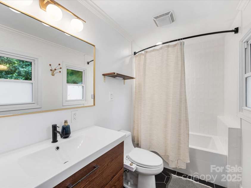 3530 Woodleaf Road, Charlotte, NC 28205.  MLS# CAR4264244, YatesRealty ID 20006. 