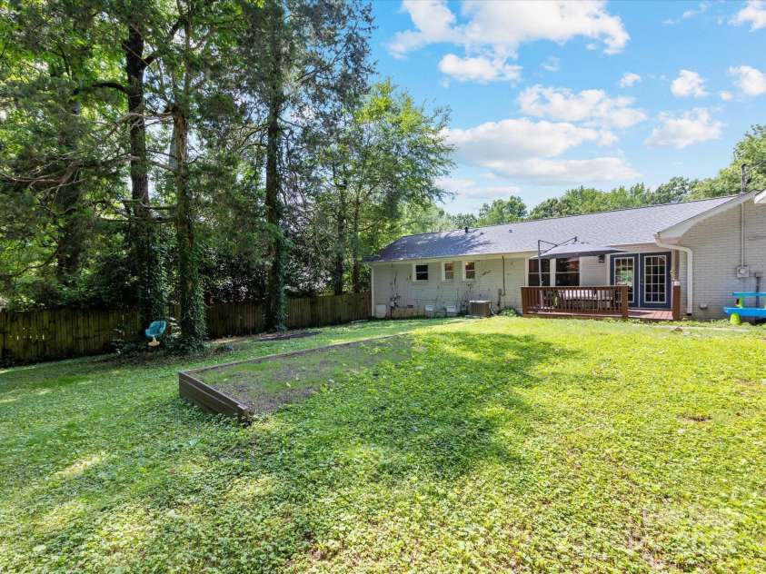 3530 Woodleaf Road, Charlotte, NC 28205.  MLS# CAR4264244, YatesRealty ID 20006. 