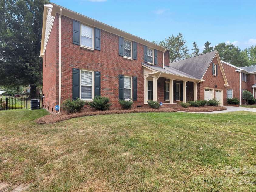 1401 Matthews Plantation Drive, Matthews, NC 28105.  MLS# CAR4306886, YatesRealty ID 20008. 