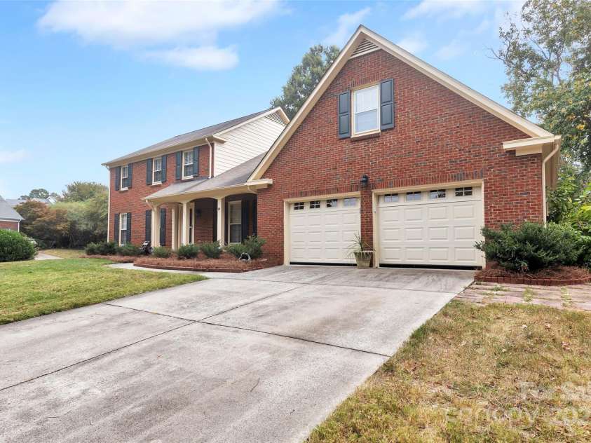 1401 Matthews Plantation Drive, Matthews, NC 28105.  MLS# CAR4306886, YatesRealty ID 20008. 