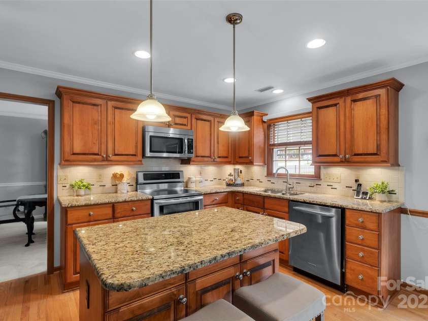 1401 Matthews Plantation Drive, Matthews, NC 28105.  MLS# CAR4306886, YatesRealty ID 20008. 