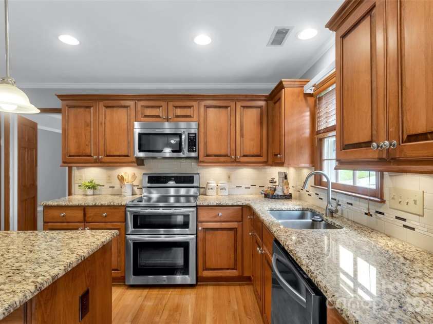 1401 Matthews Plantation Drive, Matthews, NC 28105.  MLS# CAR4306886, YatesRealty ID 20008. 