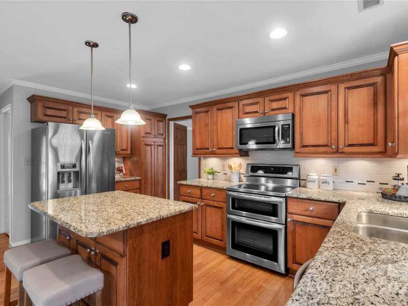 1401 Matthews Plantation Drive, Matthews, NC 28105.  MLS# CAR4306886, YatesRealty ID 20008. 