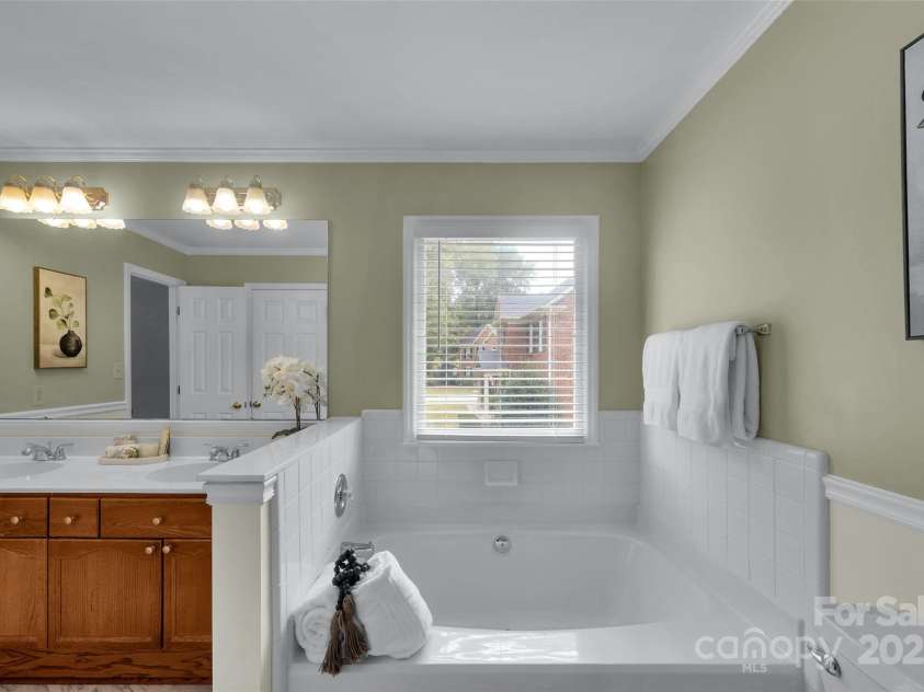 1401 Matthews Plantation Drive, Matthews, NC 28105.  MLS# CAR4306886, YatesRealty ID 20008. 