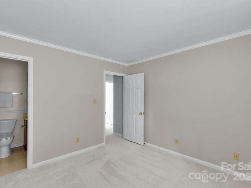 1401 Matthews Plantation Drive, Matthews, NC 28105.  MLS# CAR4306886, YatesRealty ID 20008. 