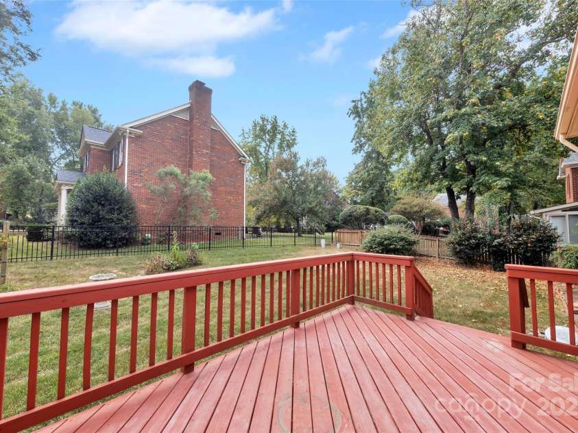 1401 Matthews Plantation Drive, Matthews, NC 28105.  MLS# CAR4306886, YatesRealty ID 20008. 
