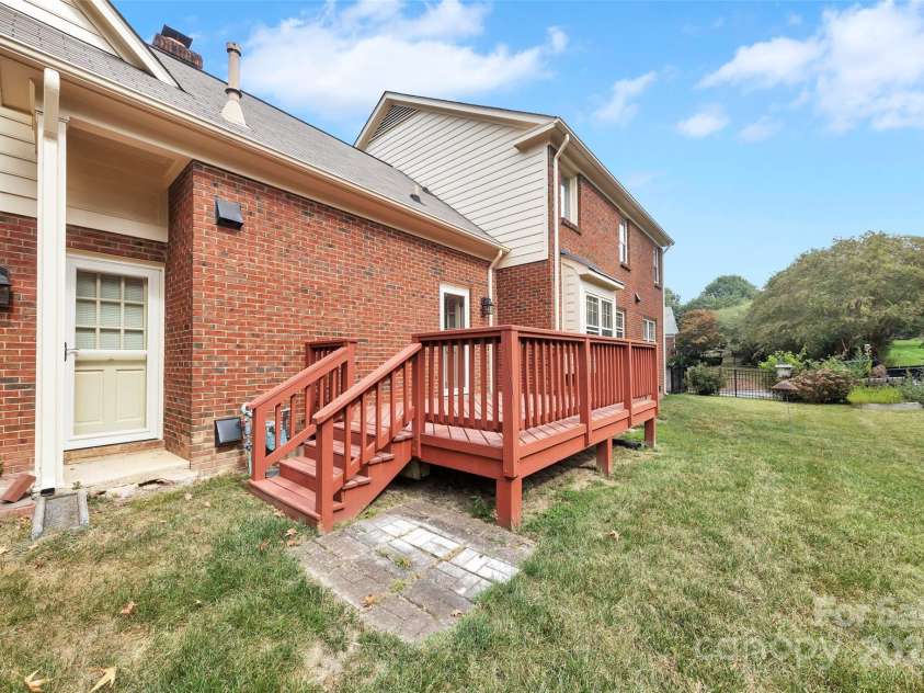 1401 Matthews Plantation Drive, Matthews, NC 28105.  MLS# CAR4306886, YatesRealty ID 20008. 