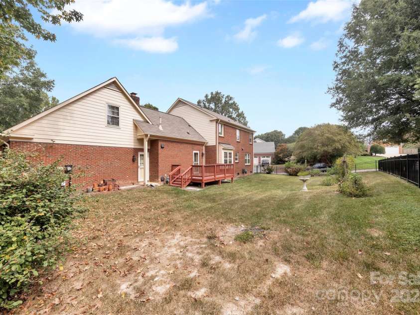 1401 Matthews Plantation Drive, Matthews, NC 28105.  MLS# CAR4306886, YatesRealty ID 20008. 