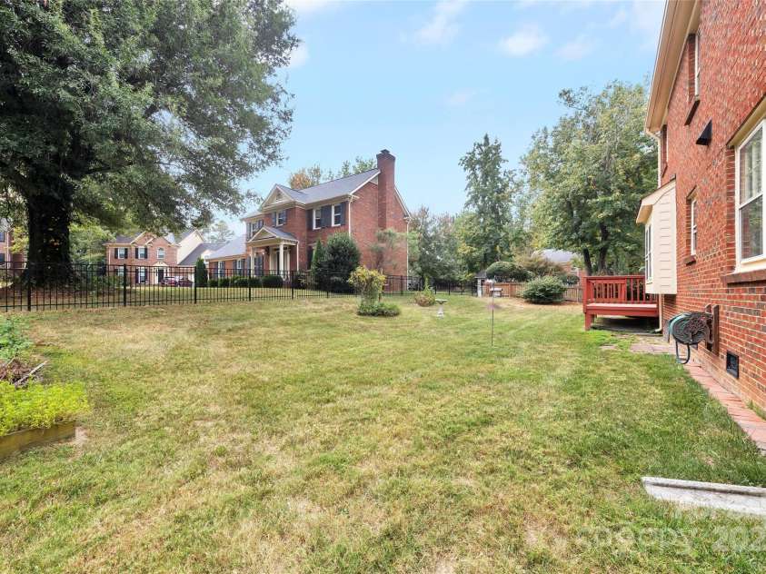 1401 Matthews Plantation Drive, Matthews, NC 28105.  MLS# CAR4306886, YatesRealty ID 20008. 