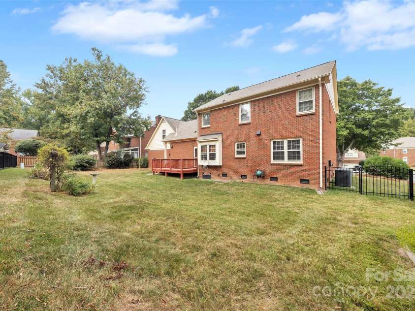 1401 Matthews Plantation Drive, Matthews, NC 28105.  MLS# CAR4306886, YatesRealty ID 20008. 