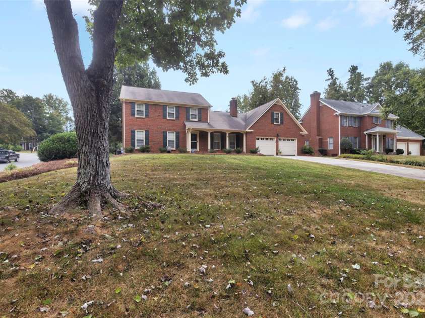 1401 Matthews Plantation Drive, Matthews, NC 28105.  MLS# CAR4306886, YatesRealty ID 20008. 