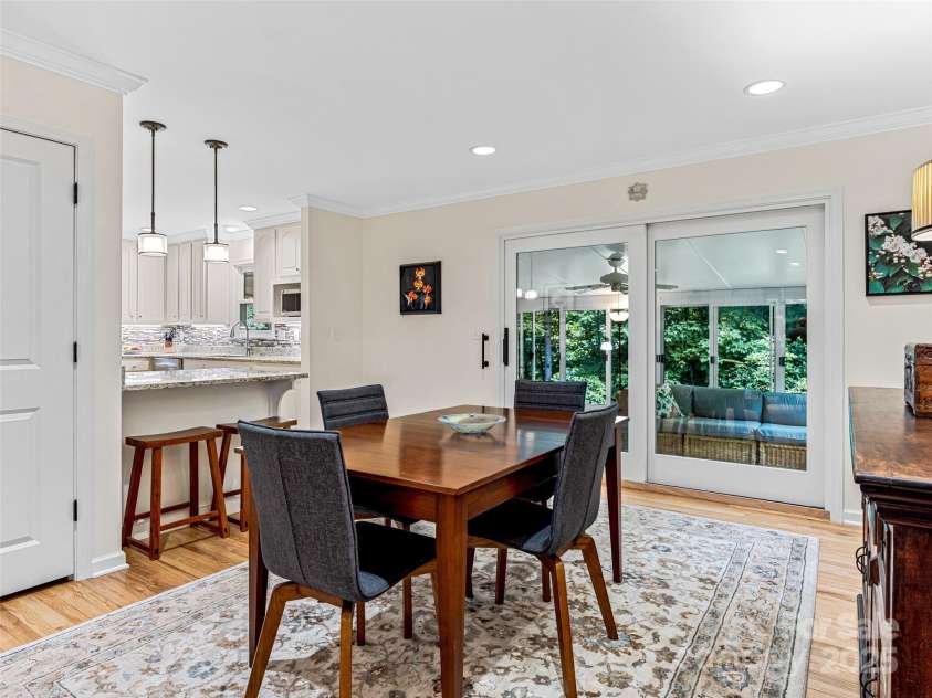 80 South Hill Drive, Brevard, NC 28712.  MLS# CAR4267667, YatesRealty ID 20009. Breakfast bar
