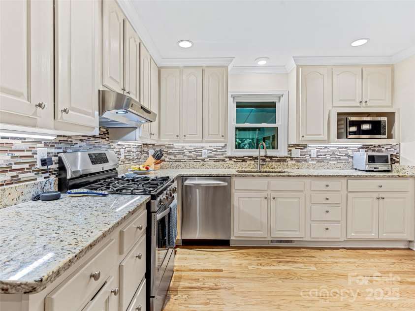 80 South Hill Drive, Brevard, NC 28712.  MLS# CAR4267667, YatesRealty ID 20009. Gas range