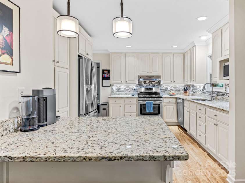 80 South Hill Drive, Brevard, NC 28712.  MLS# CAR4267667, YatesRealty ID 20009. Spacious granite counter tops