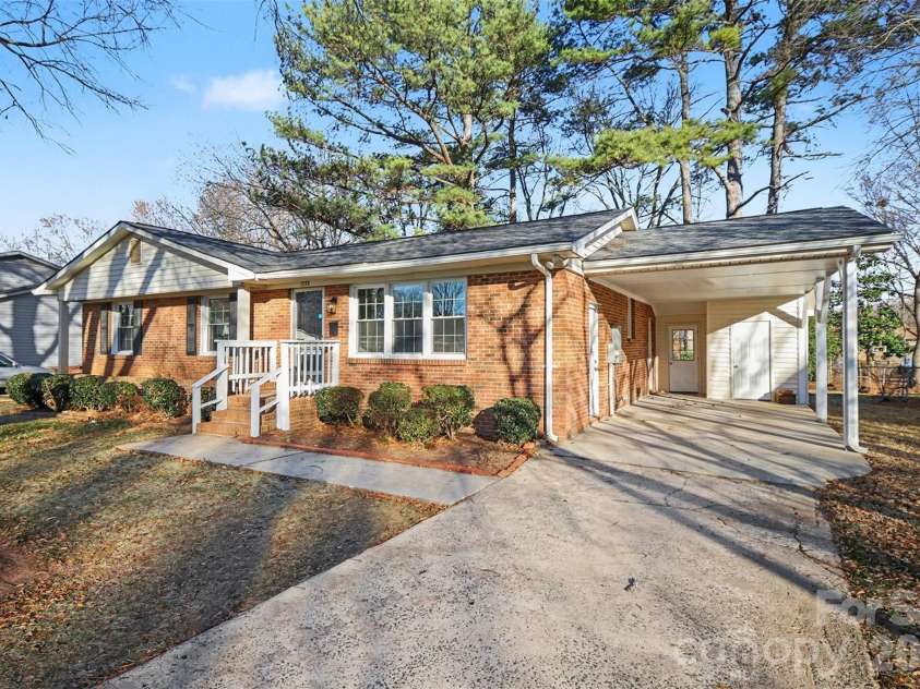 1733 Pondella Drive, Charlotte, NC 28213.  MLS# CAR4337514, YatesRealty ID 2001. 
