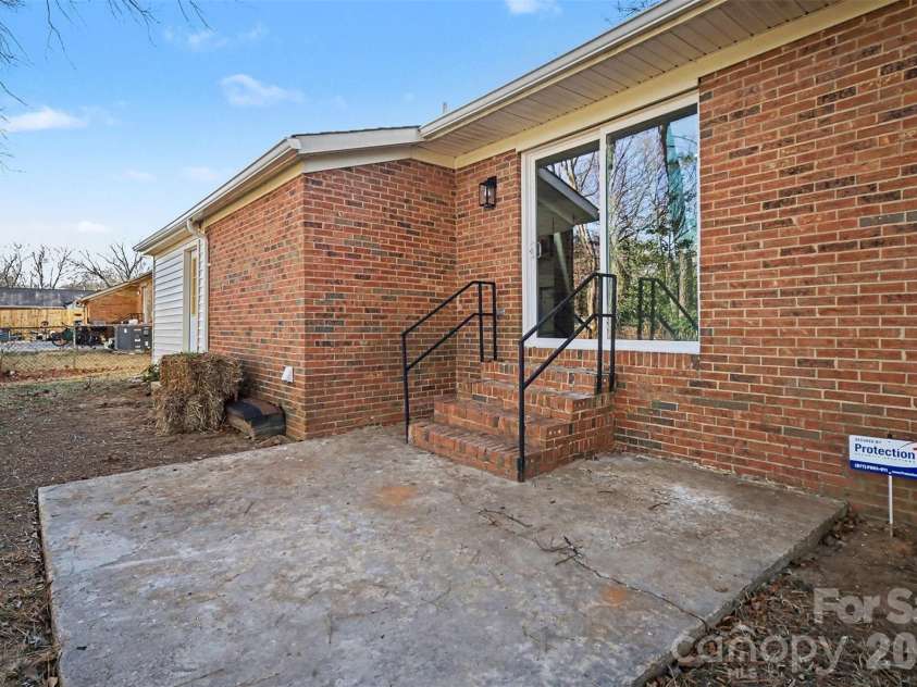 1733 Pondella Drive, Charlotte, NC 28213.  MLS# CAR4337514, YatesRealty ID 2001. 